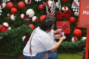 Mãe tira foto com filho autista em shopping de Campo Grande
